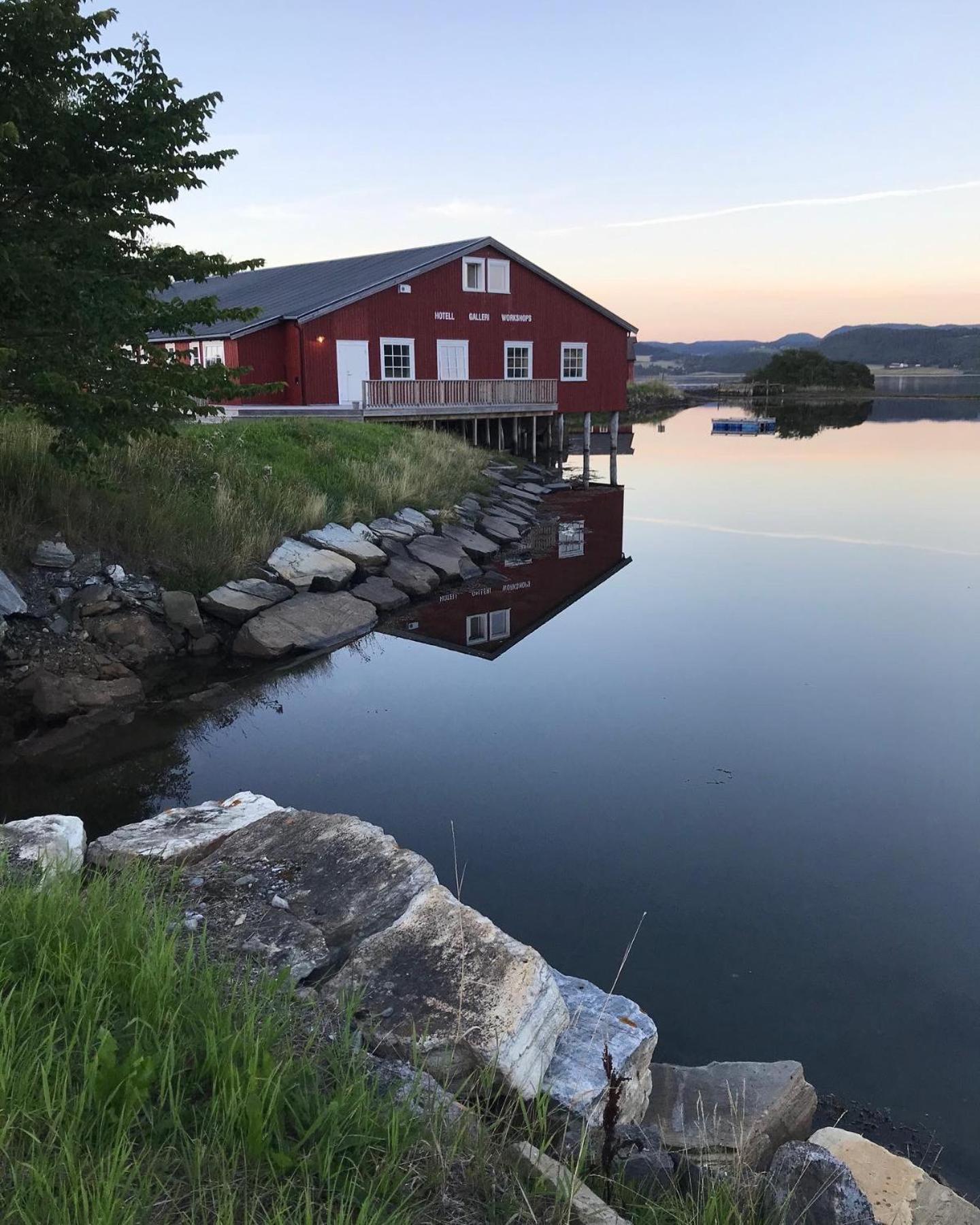 Saga, Et Unikt, Sjarmerende Badehotell Med Fa Rom, Sauna Og Badebrygge - Inderoy Straumen  Kültér fotó