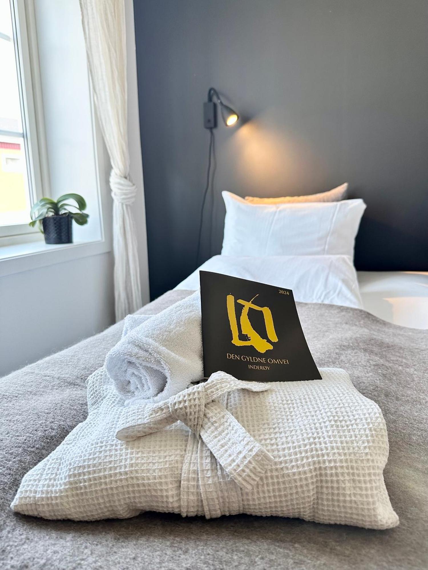 Saga, Et Unikt, Sjarmerende Badehotell Med Fa Rom, Sauna Og Badebrygge - Inderoy Straumen  Kültér fotó